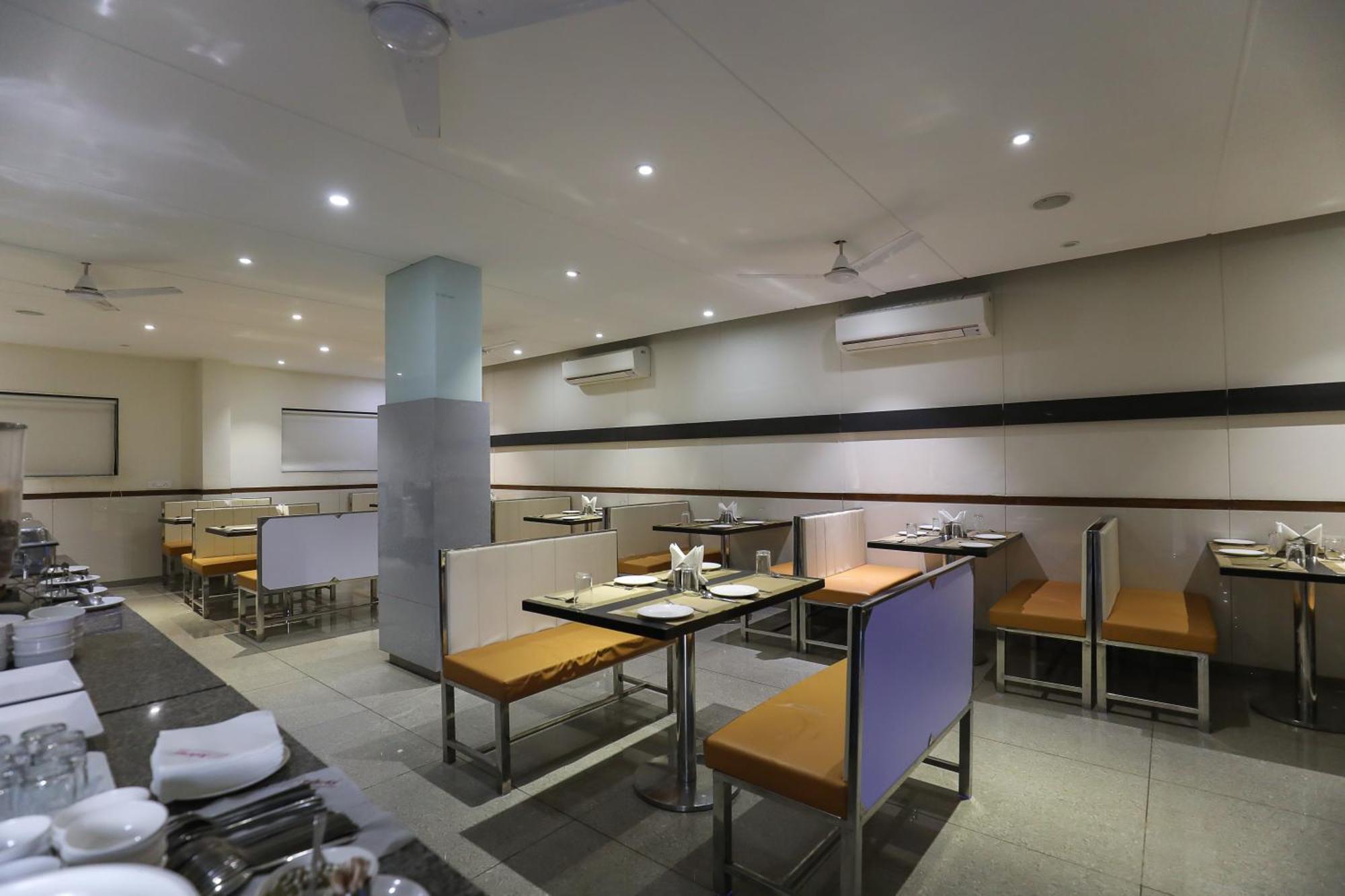 Hotel Ashray Inn Express Ahmedabad Esterno foto