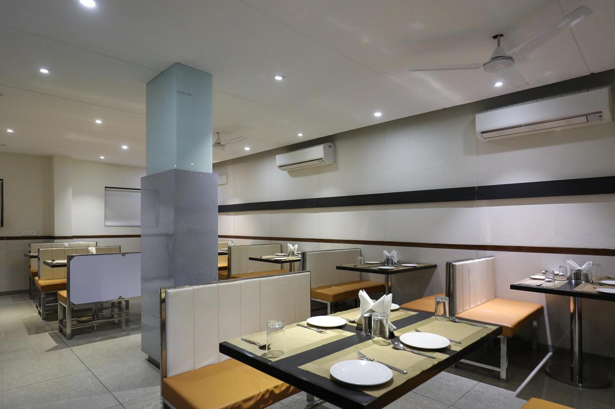 Hotel Ashray Inn Express Ahmedabad Esterno foto