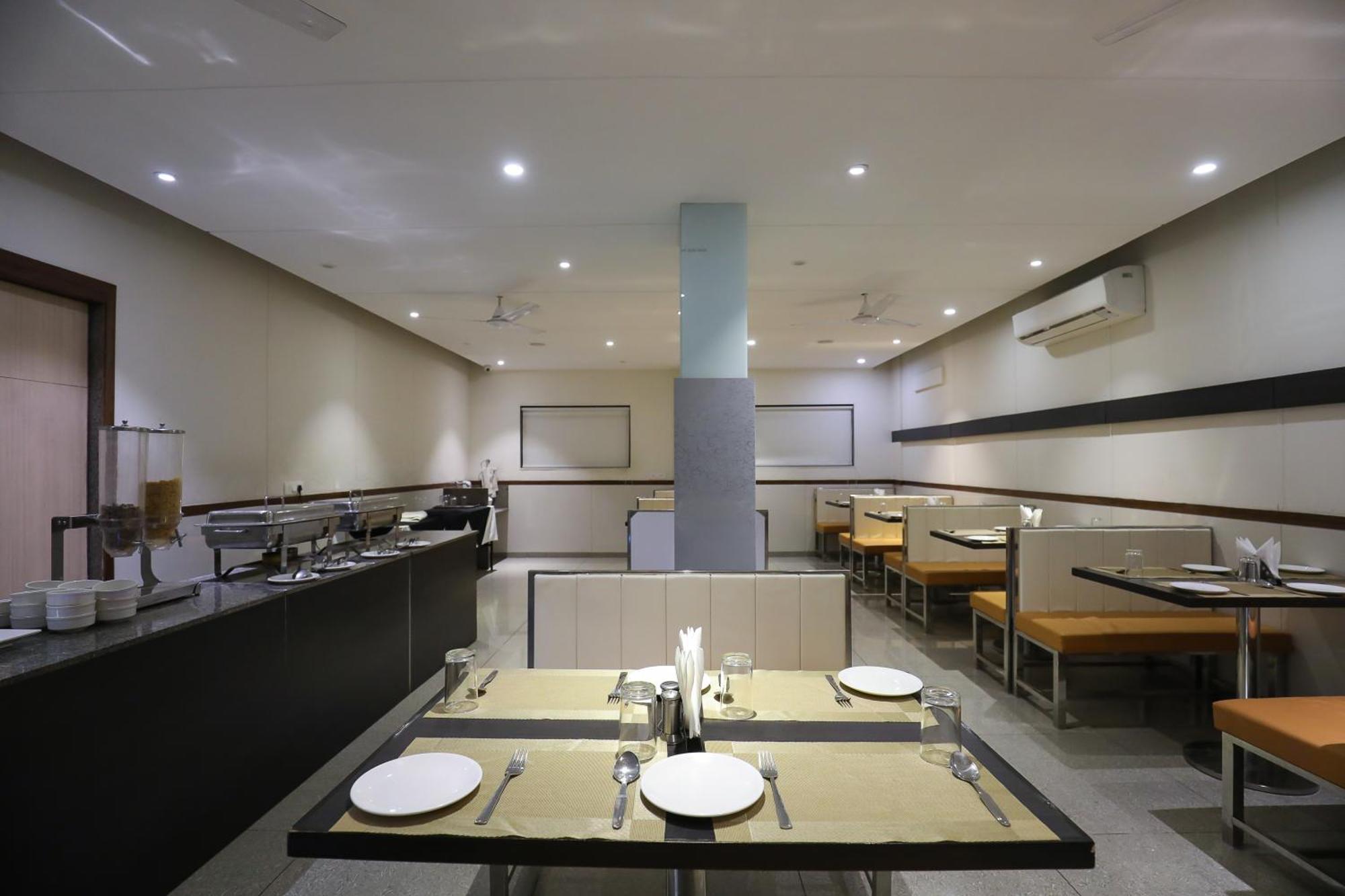 Hotel Ashray Inn Express Ahmedabad Esterno foto