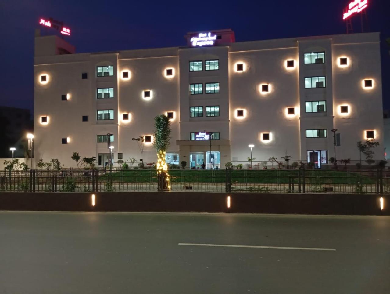 Hotel Ashray Inn Express Ahmedabad Esterno foto
