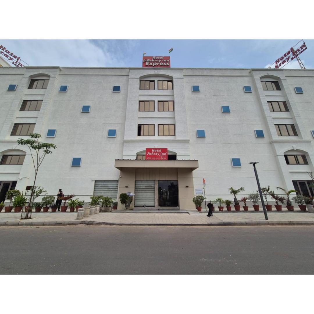 Hotel Ashray Inn Express Ahmedabad Esterno foto
