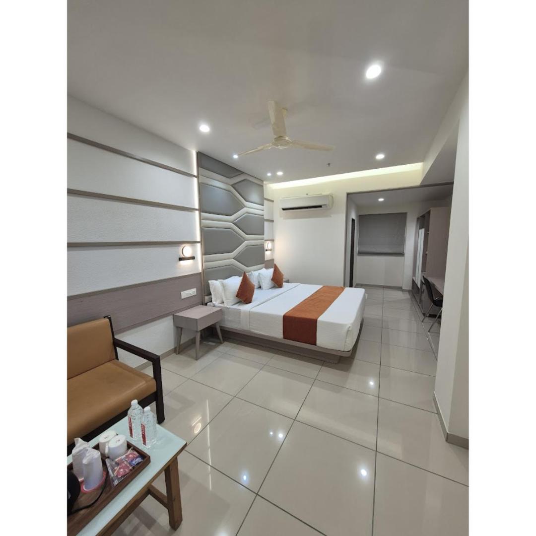 Hotel Ashray Inn Express Ahmedabad Esterno foto