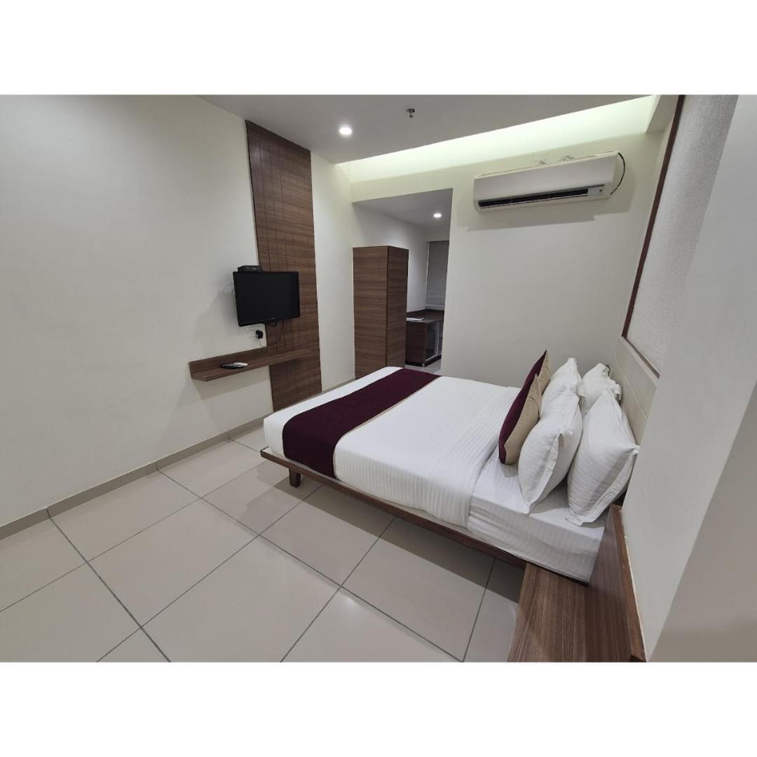 Hotel Ashray Inn Express Ahmedabad Esterno foto