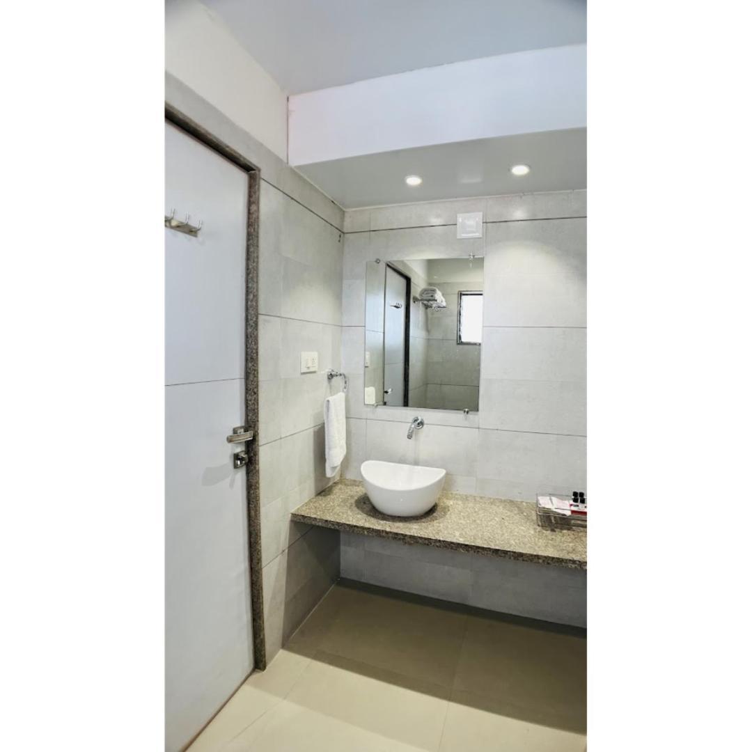 Hotel Ashray Inn Express Ahmedabad Esterno foto