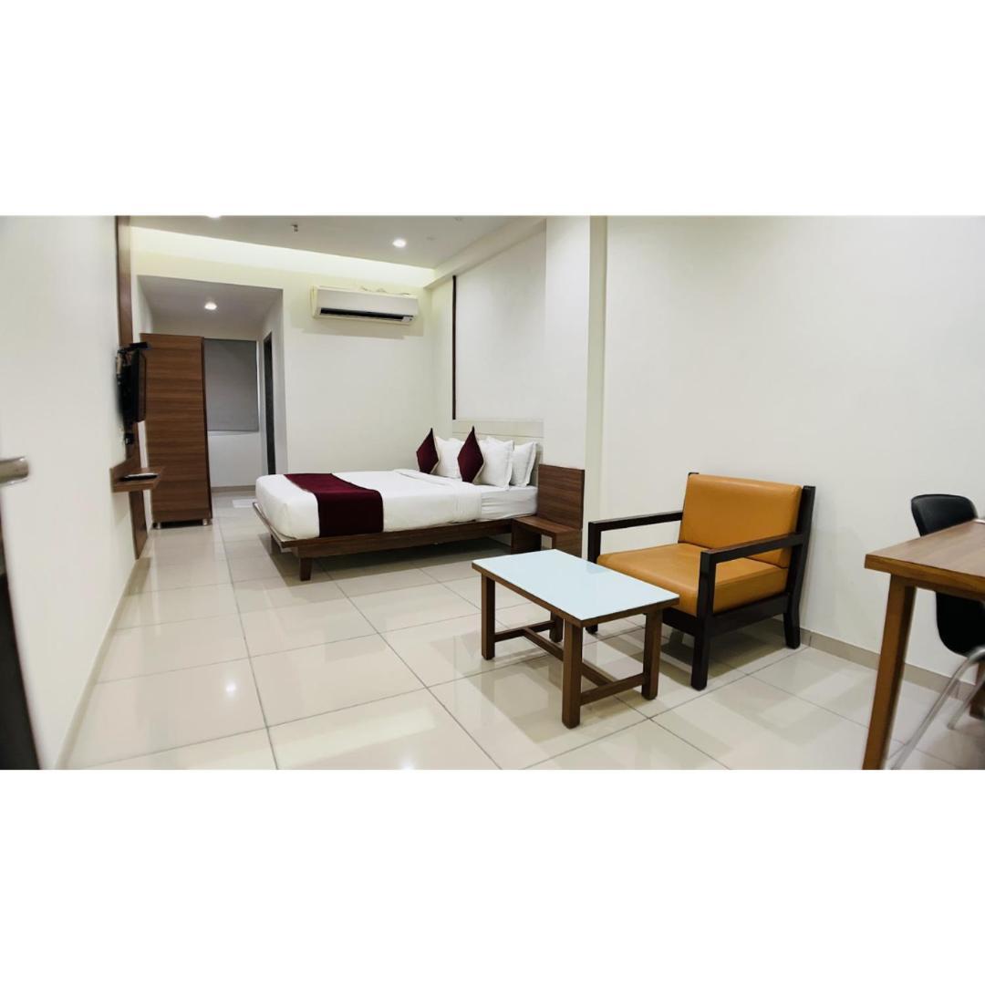 Hotel Ashray Inn Express Ahmedabad Esterno foto