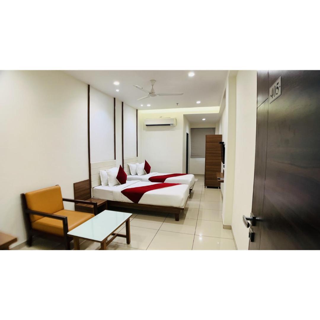 Hotel Ashray Inn Express Ahmedabad Esterno foto