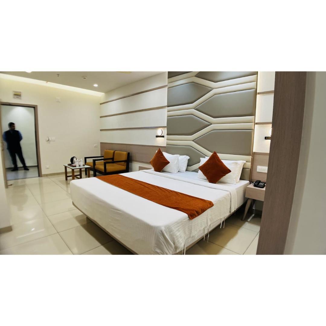 Hotel Ashray Inn Express Ahmedabad Esterno foto