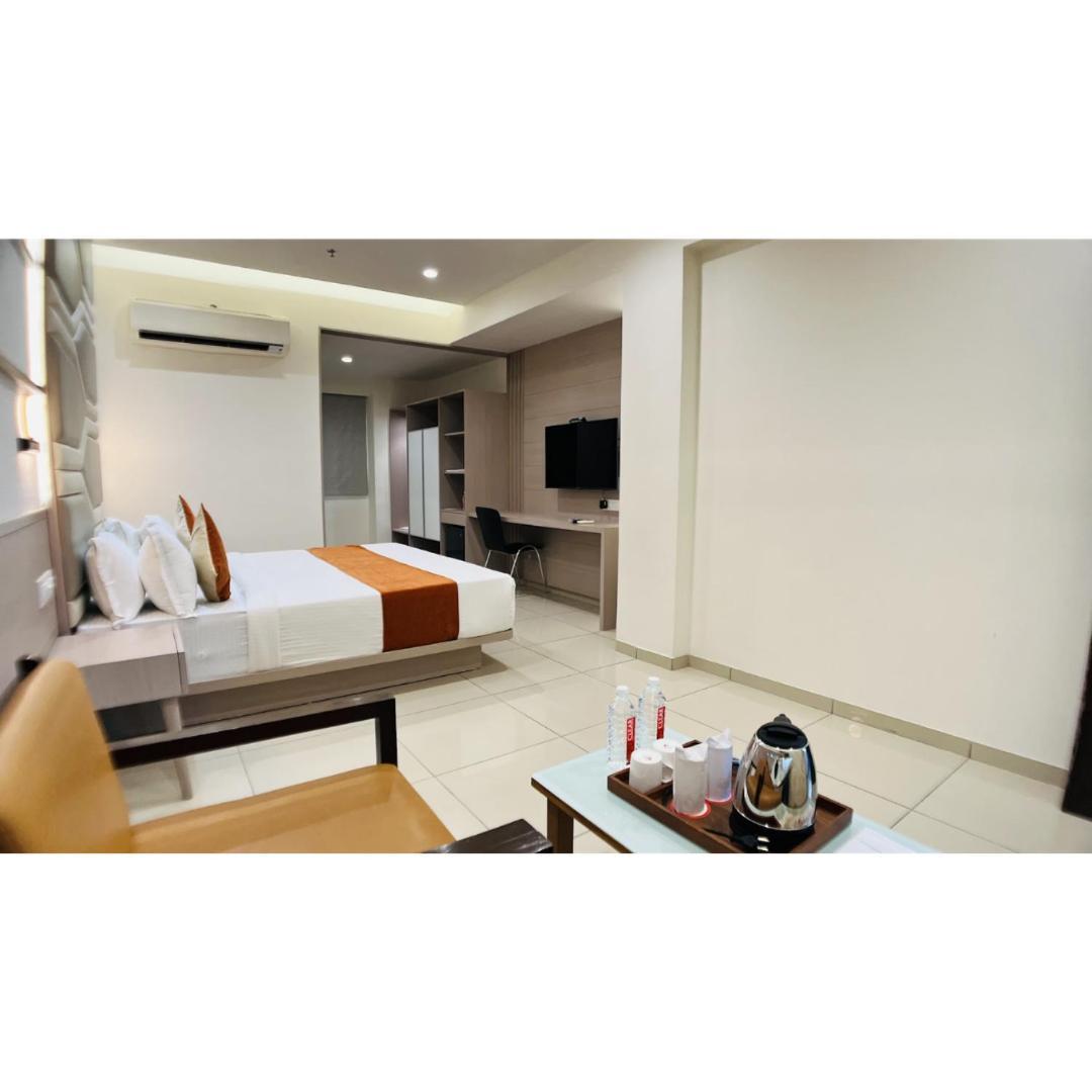 Hotel Ashray Inn Express Ahmedabad Esterno foto