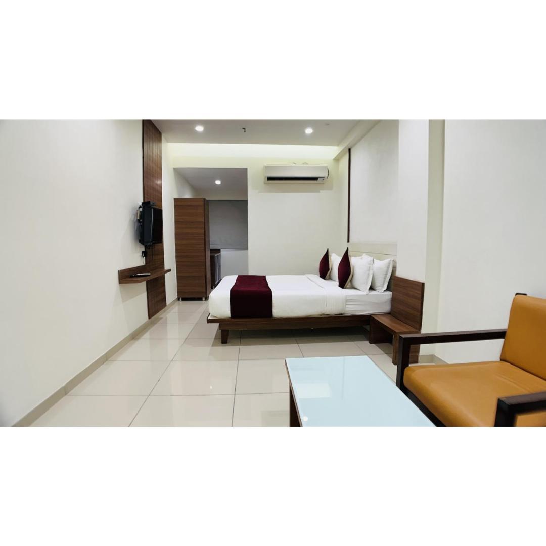 Hotel Ashray Inn Express Ahmedabad Esterno foto