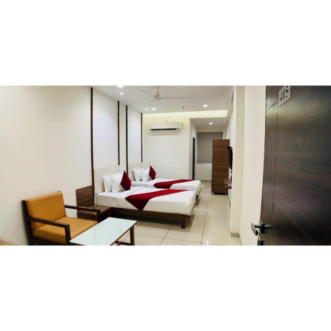 Hotel Ashray Inn Express Ahmedabad Esterno foto