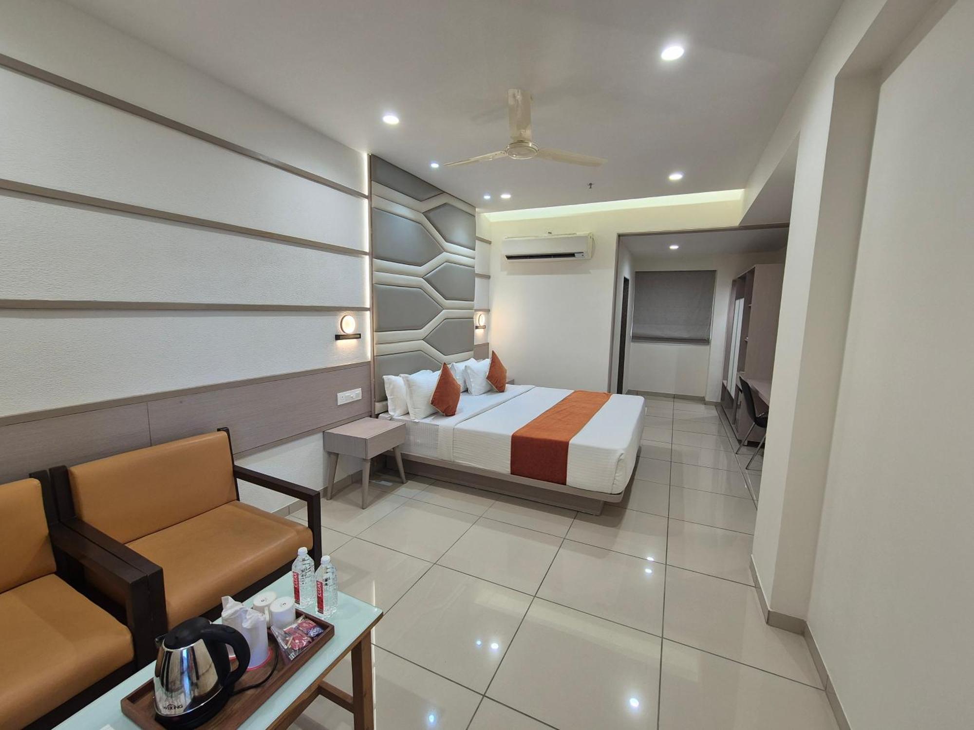 Hotel Ashray Inn Express Ahmedabad Esterno foto