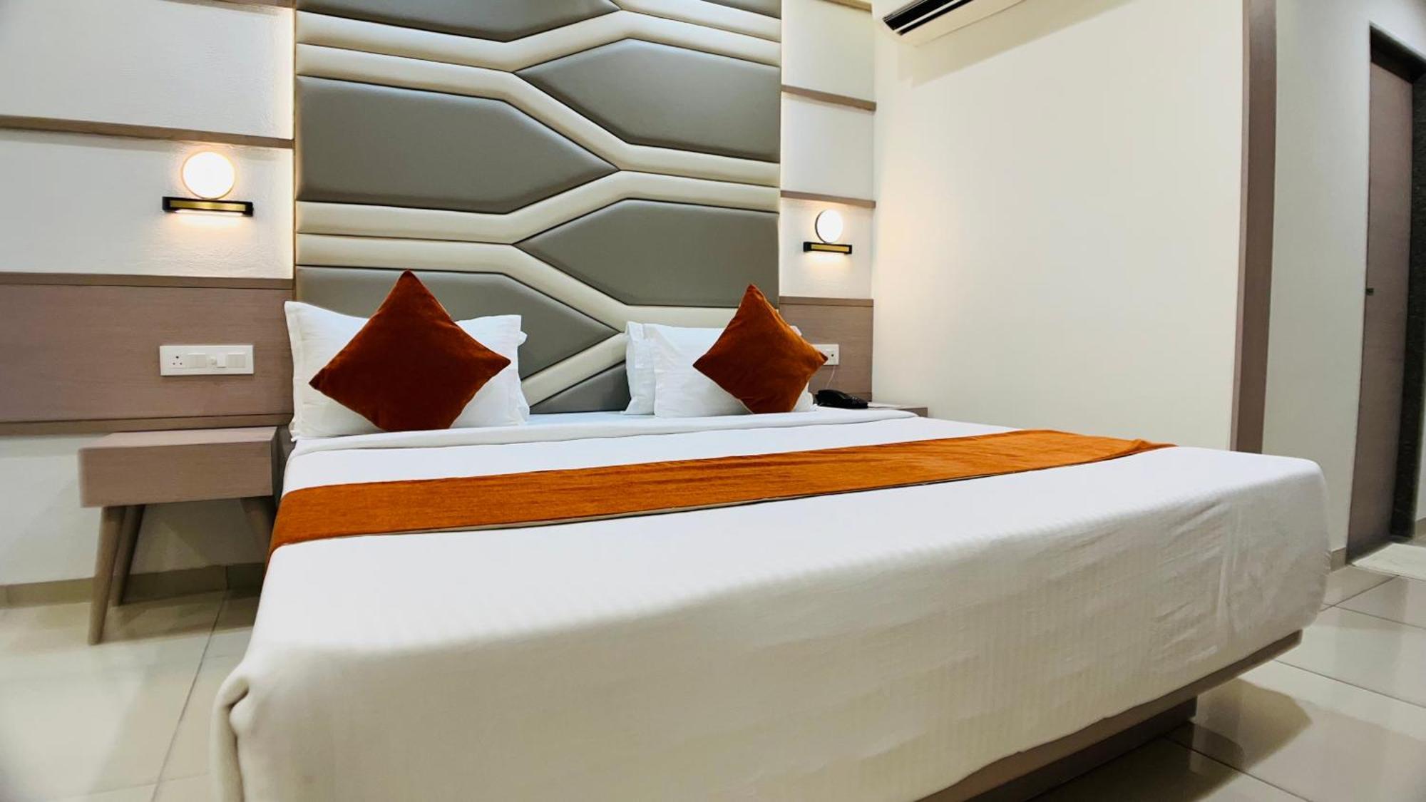 Hotel Ashray Inn Express Ahmedabad Esterno foto
