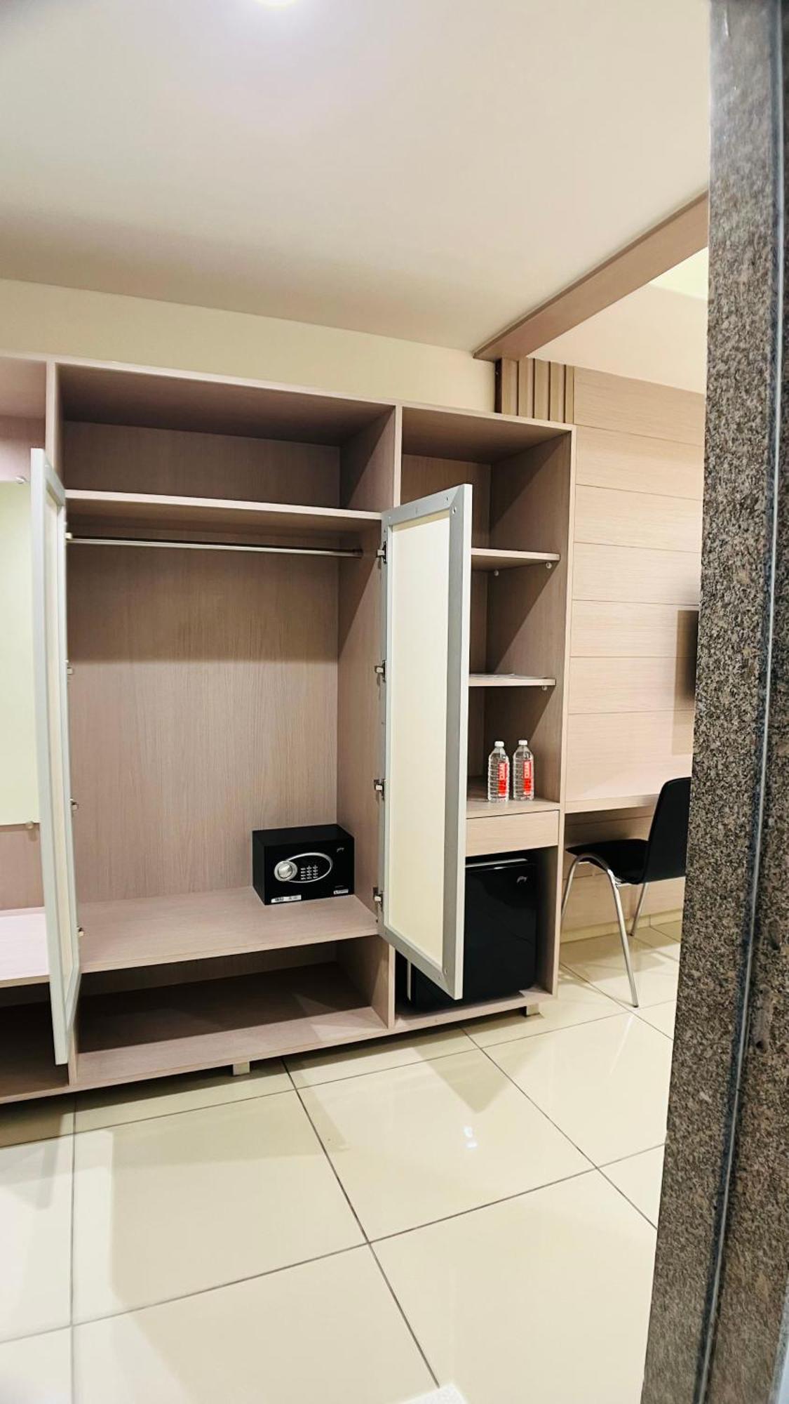 Hotel Ashray Inn Express Ahmedabad Esterno foto