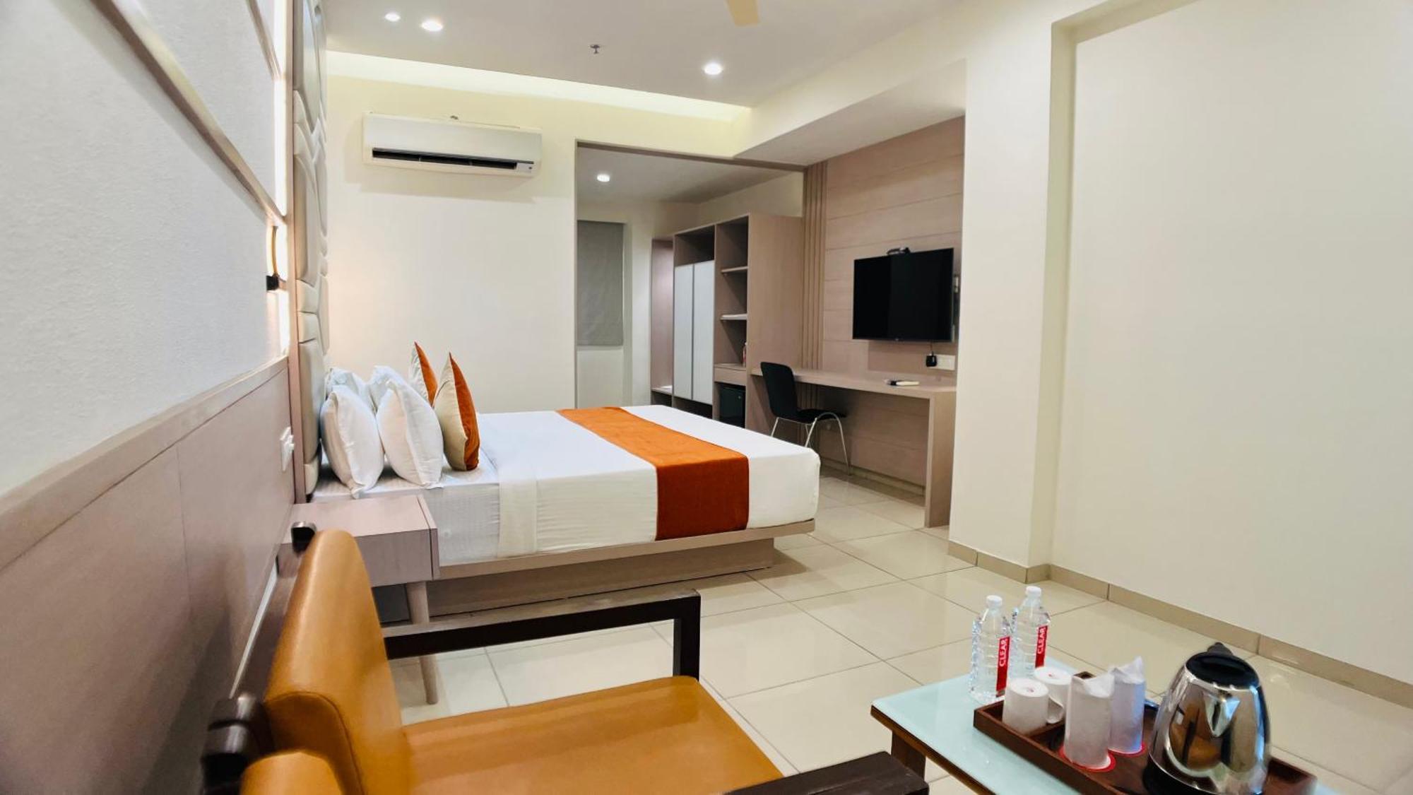 Hotel Ashray Inn Express Ahmedabad Esterno foto