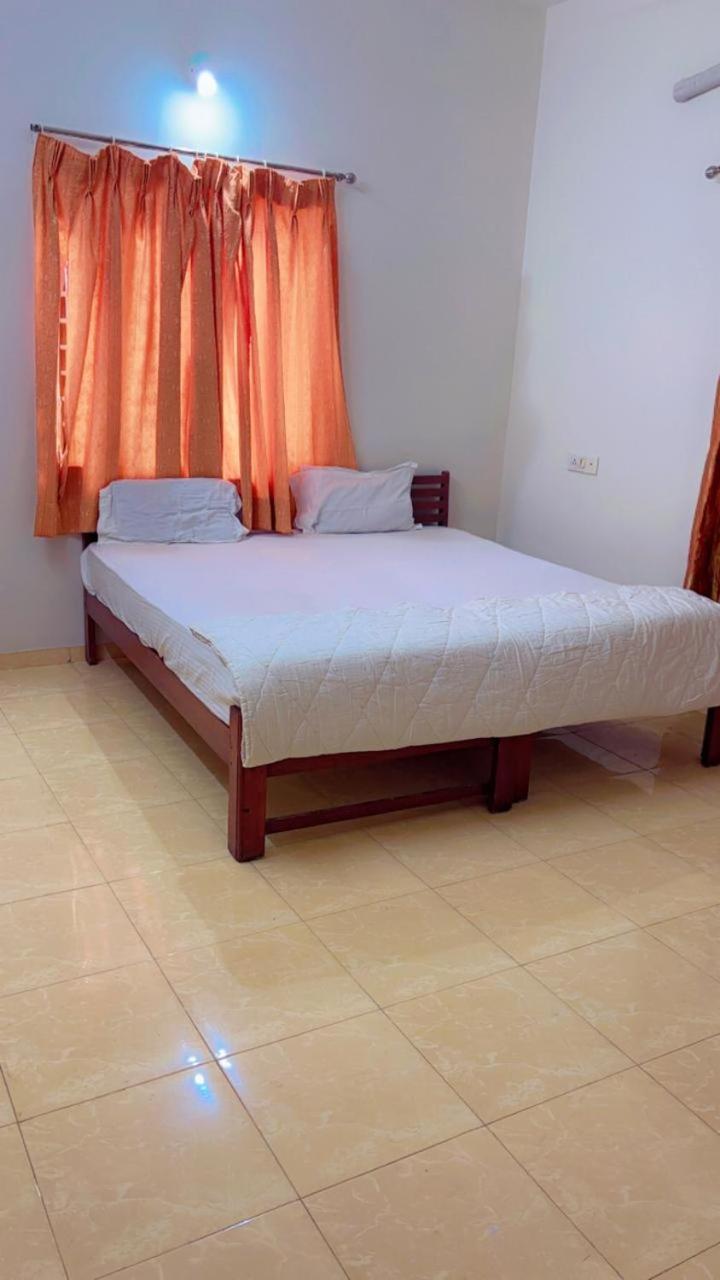 Hotel Ashray Inn Express Ahmedabad Esterno foto
